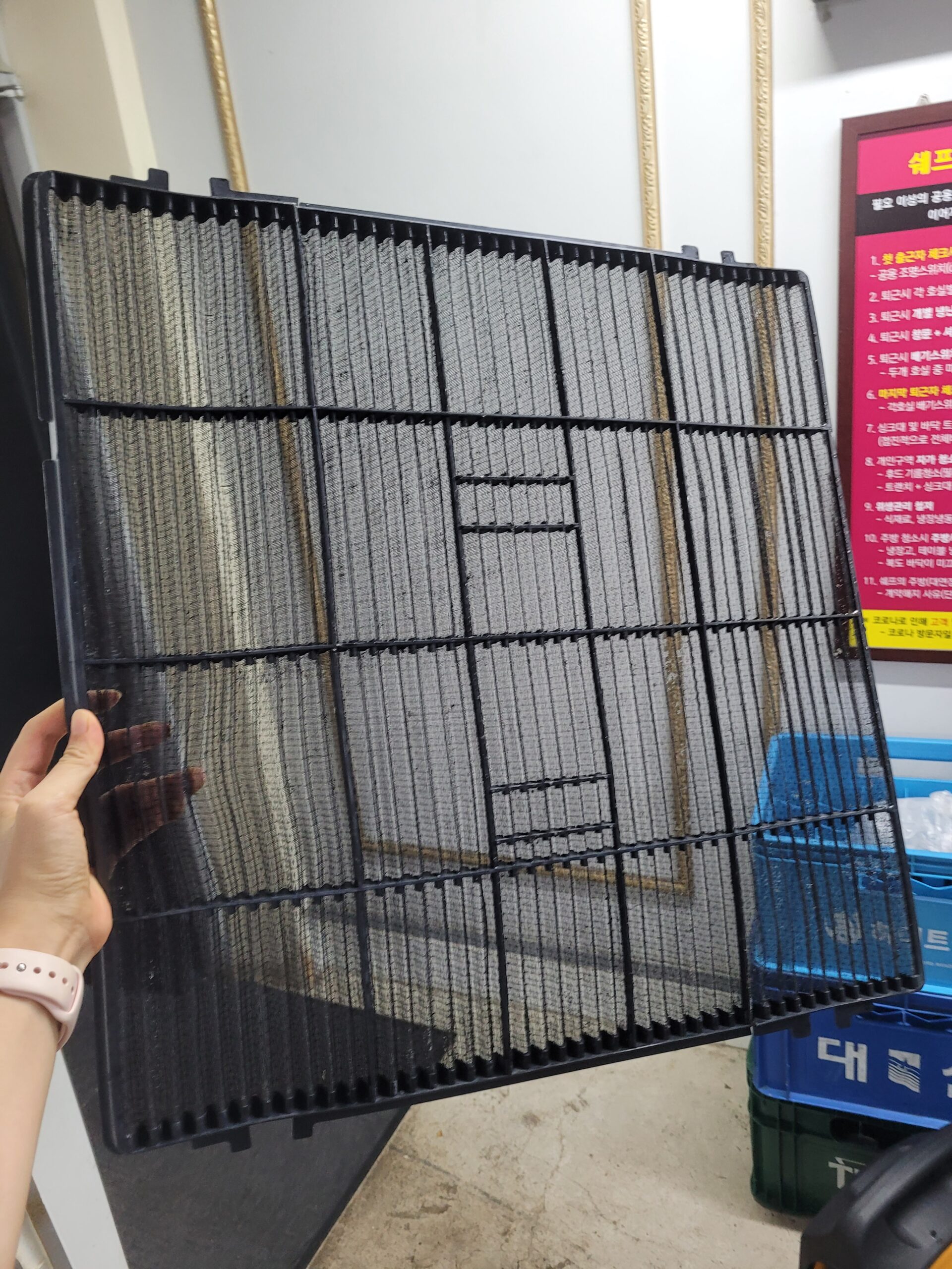 기름 먼지 제거 후 망 사이가 투명하게 비치는 사각 필터